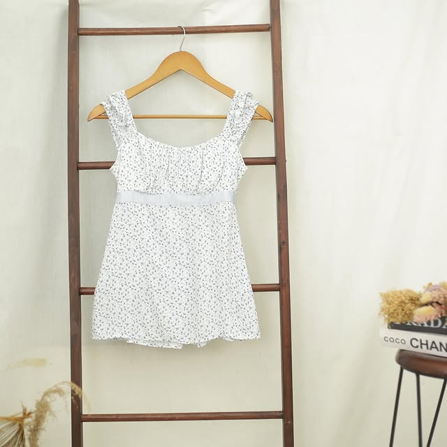 RE240 Holister Sleeveless Tie Blouse